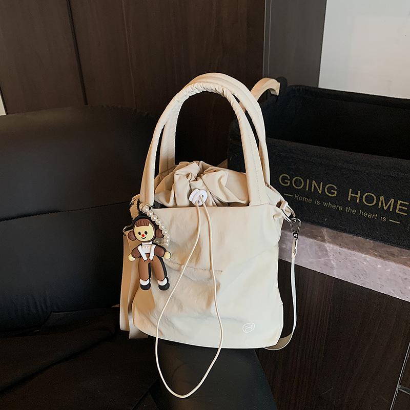 2025 новая вместительная повседневная зарубежная трендовая наплечная сумка, персонализированная весенняя дорожная повседневная сумка-мессенджер, сумка-ведро Without pendant бежевый