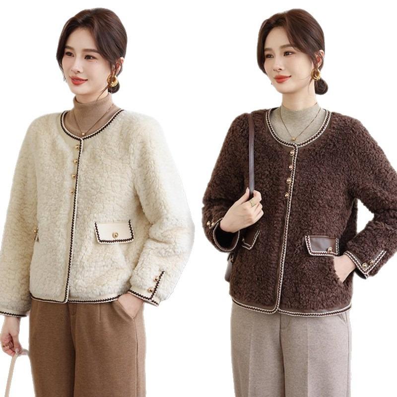 Middle-aged and old women's fragrant coats keep warm and the fur is integrated, slim and thin, middle-aged women's short tops, mother