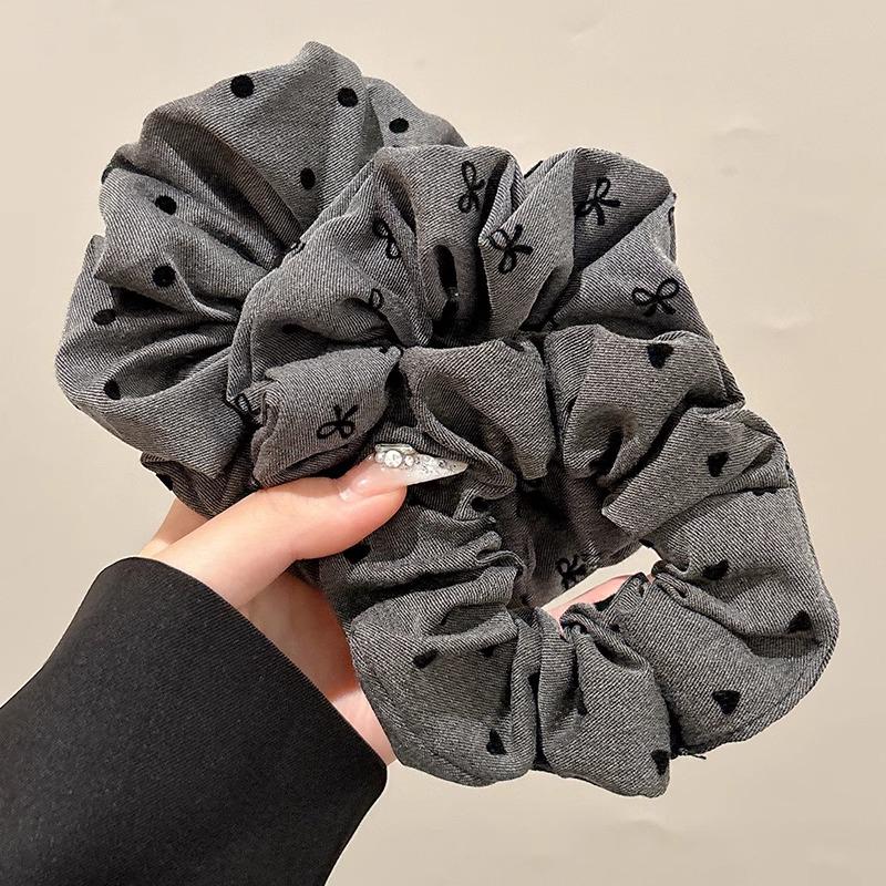 Alleskombinierbares graues Haargummi mit Schleife und Polka Dots