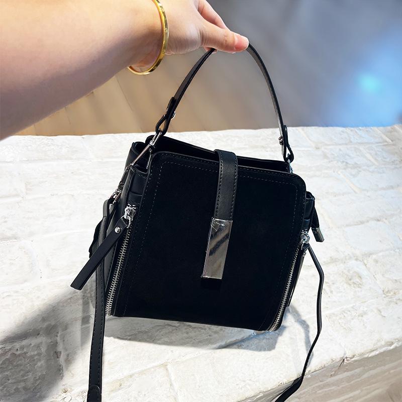 

Женская сумка из матовой коровьей кожи - 2025 Осень/Зима Повседневная Универсальная Большая Вместимость Сумка на Плечо и Через Плечо 20*11*20 чёрный