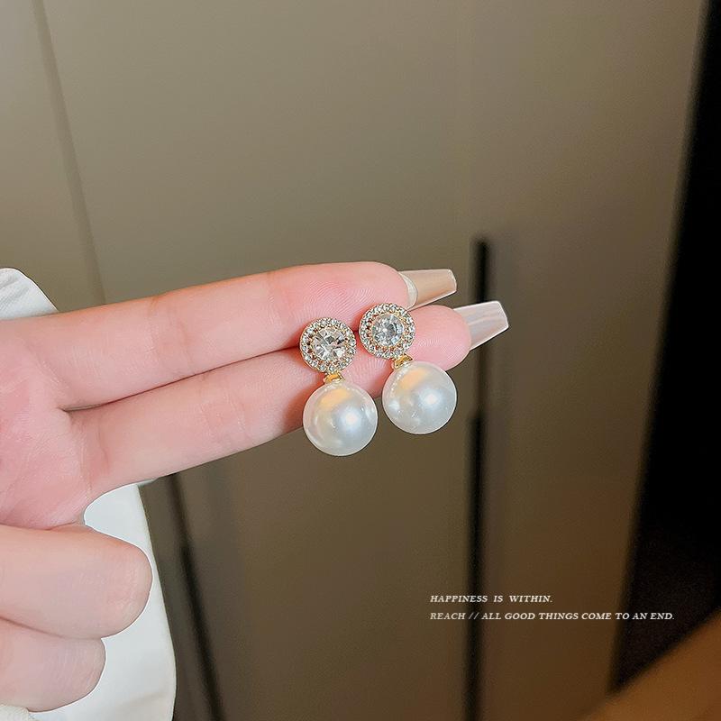 Elegante glänzende Kristallimitation Perlenohrringe für Frauen in goldener Farbe, ungewöhnliche Ohrringe für Mädchen, Hochzeitsfeier, Retro-Schmuck