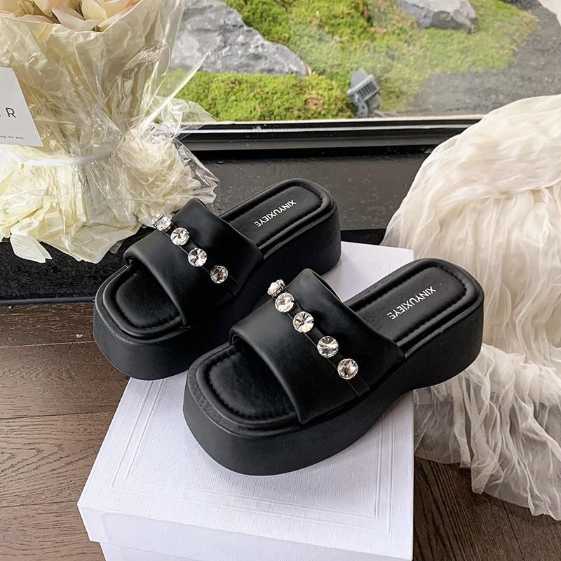 In the summer of 2025, the new thick-soled one-word cool slippers wear rhinestone slippers with skirts and beach shoes for women