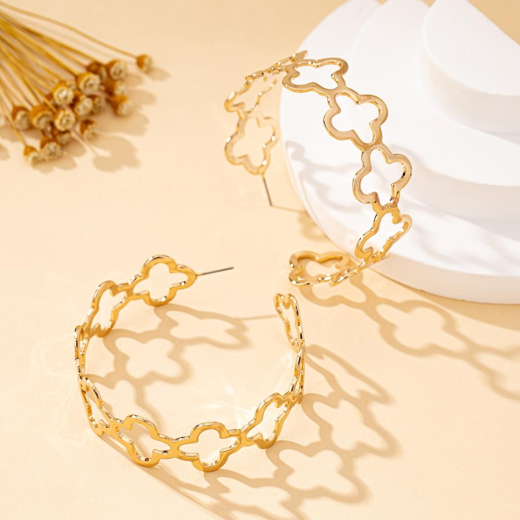 A Pair of Women's Earrings Hollowed-Out Flower Casual Earrings Suitable for Daily and Vacation Wear