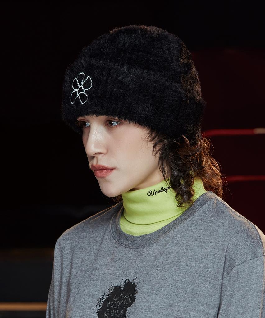 UNALLOYED Flower Fur Beanie / Black