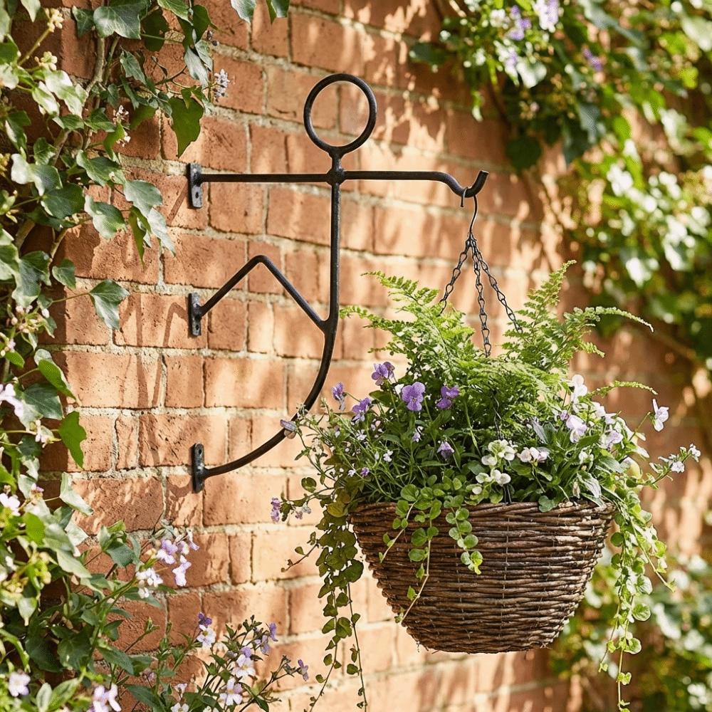 Abstrakte Form Schmiedeeisen Blumenregal Rostbeständige Dekorative Hängekorbhalter Saubere Linien Blumenständer Terrasse
