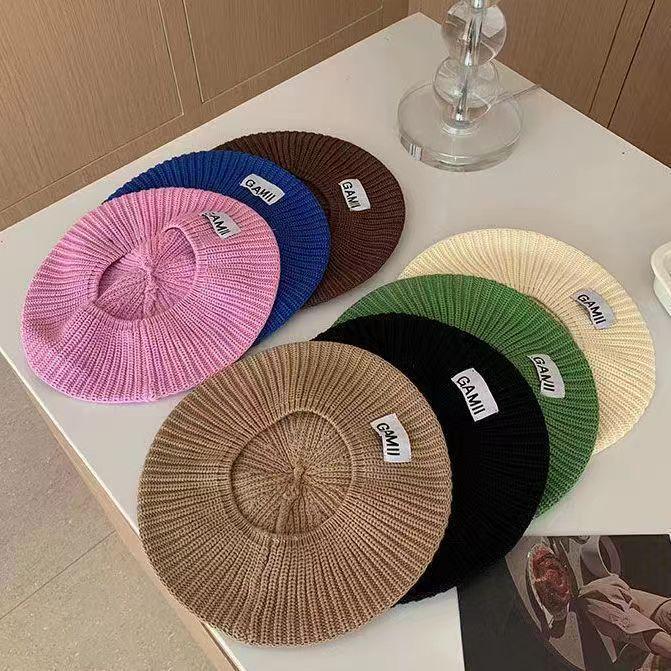 

Korean-Style Japanese Knit Wool Beret for Women - Simple Autumn/Winter Painter Hat темного кольору хакі