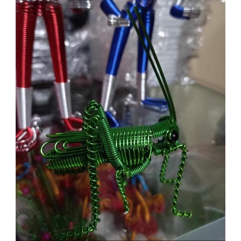 2Pcs Handmade Grasshopper Model Aluminum Wire Model Animal Ornament Creative Iron Wire Ornament