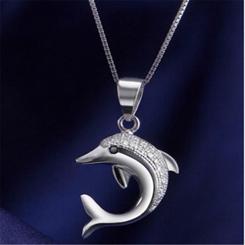 Pendentif Dauphin et sa chaine en argent (800/oo) agrémenté d'une perle, H. totale