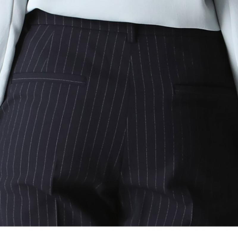  Îi lipsesc pantalonii formali simpli cu creion care cade