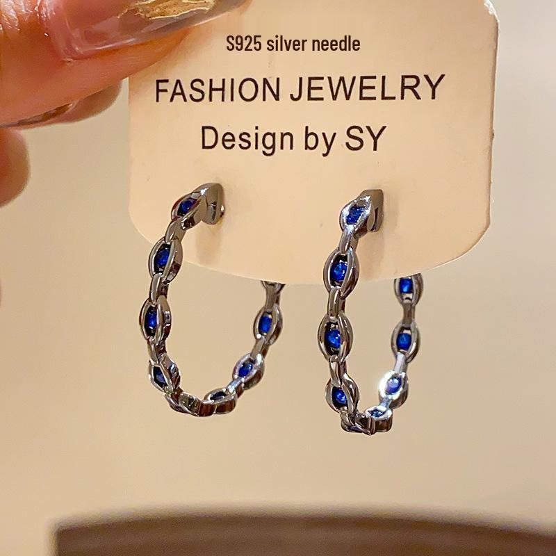 Zircon Hollow Round Ear Cuffs: Chic European-American Style, Cool & Sweet Energy, Exquisite Commuter Earrings for Women, Luxurious and High-End.