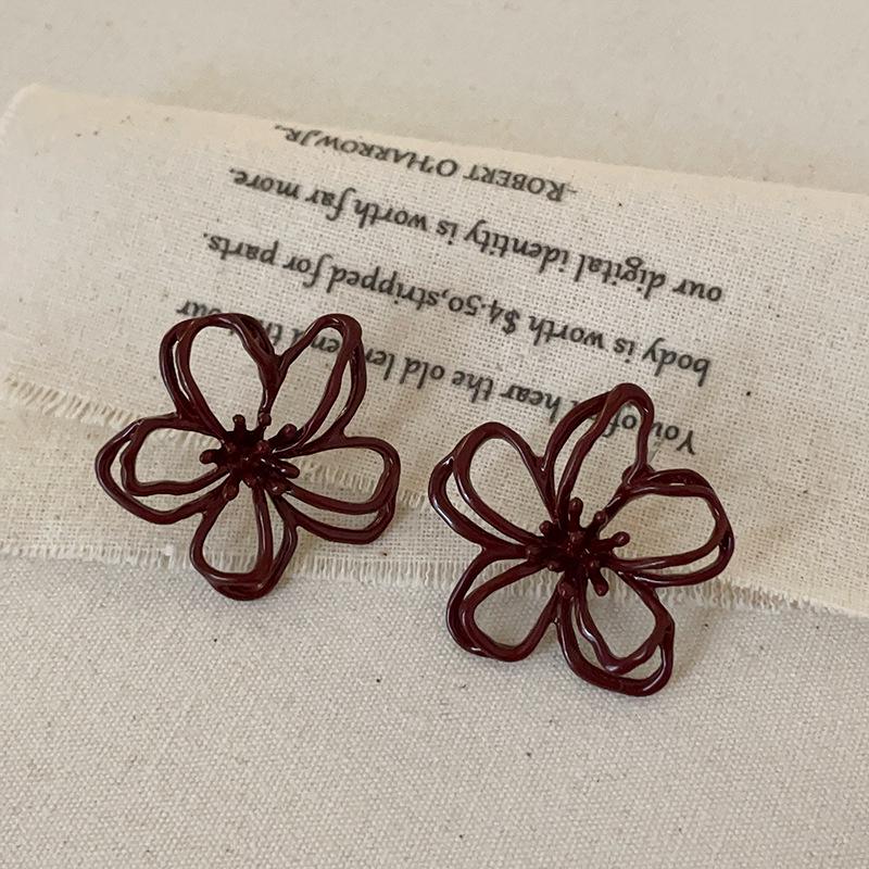 

Elegant Retro Ancola Red Openwork Flower Stud Earrings