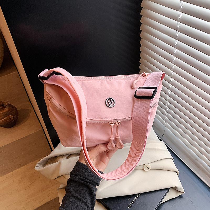 

Иностранный заказ простая повседневная студенческая тканевая сумка женская 2025 новая летняя мода сумка мессенджер на одно плечо сумка-пельмень розовый