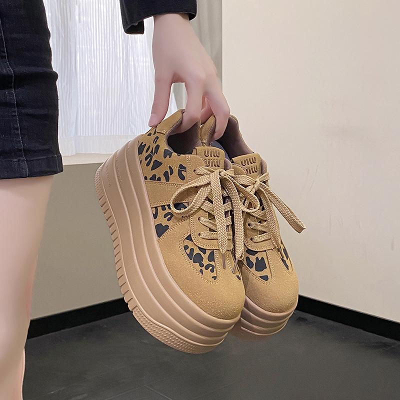 Mode 7CMDamen Freizeitsportschuhe Absätze Hohe Plateau-Sneakers Keilabsatz Höhenerhöhendes Schuhwerk Leder Leopard Bequeme Klobige Sneakers