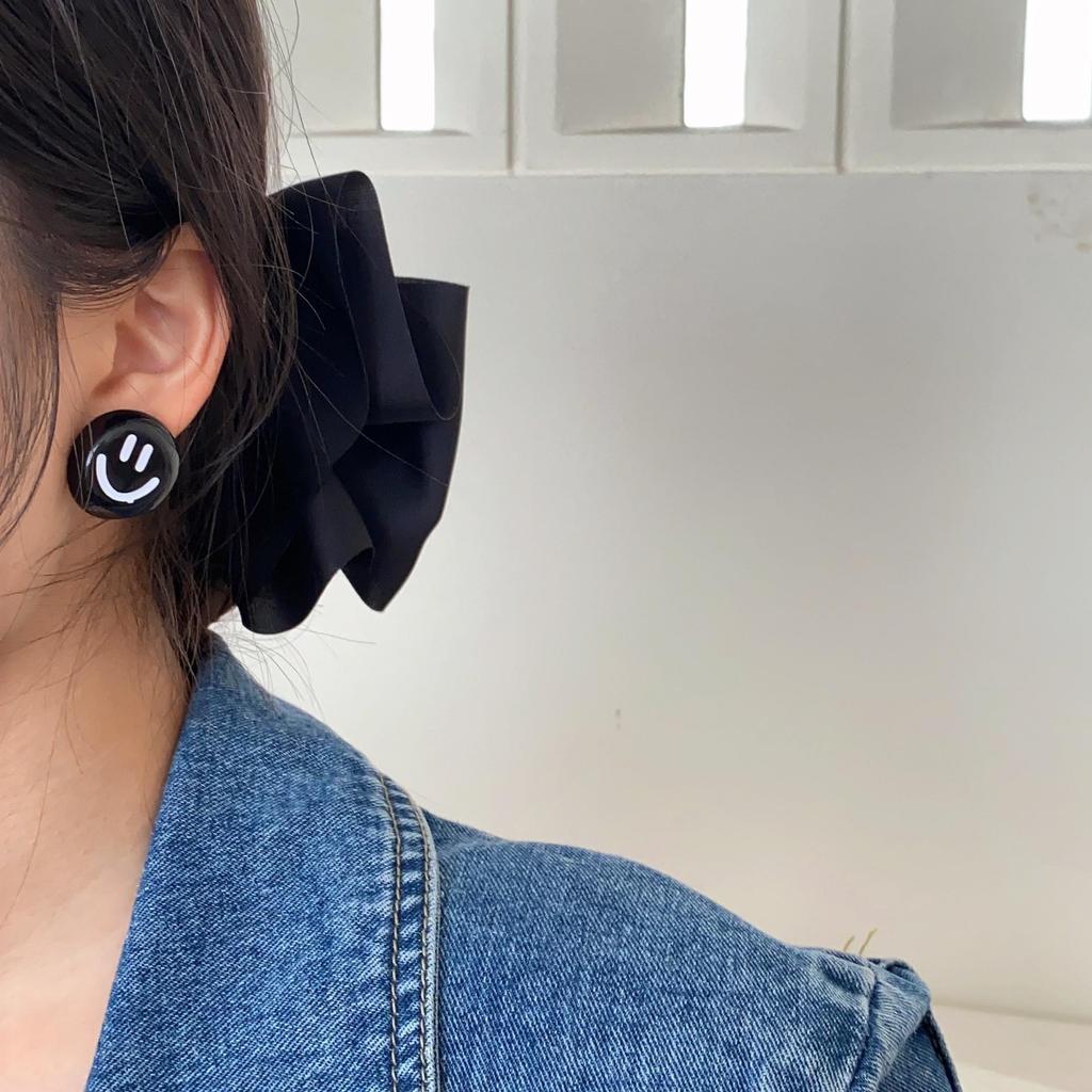 Simple And Cute Smiley Face Stud Earrings Niche Design Resin Acrylic Personalized Smile Earrings Female Versatile And Playful