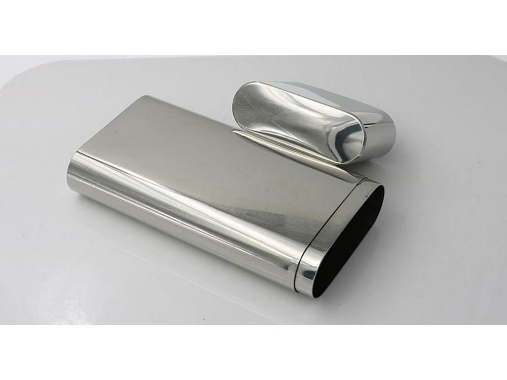 Kombinacja stalowego etui na cygara i piersiówki