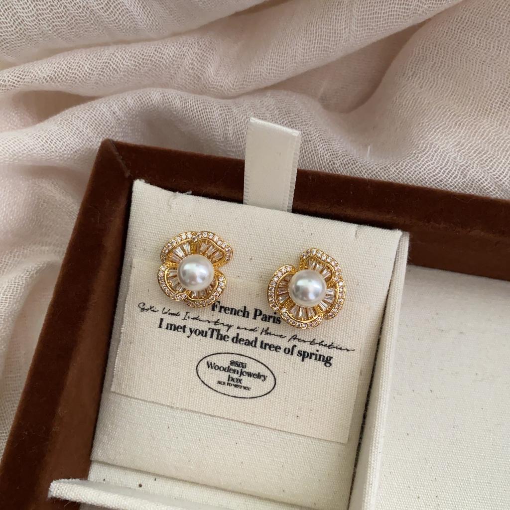 Stylish Simple and Exquisite Pearl Light Luxury High-end Stud Earrings for Women's Small Fresh Temperament Trendy Versatile Commuter Stud Earrings