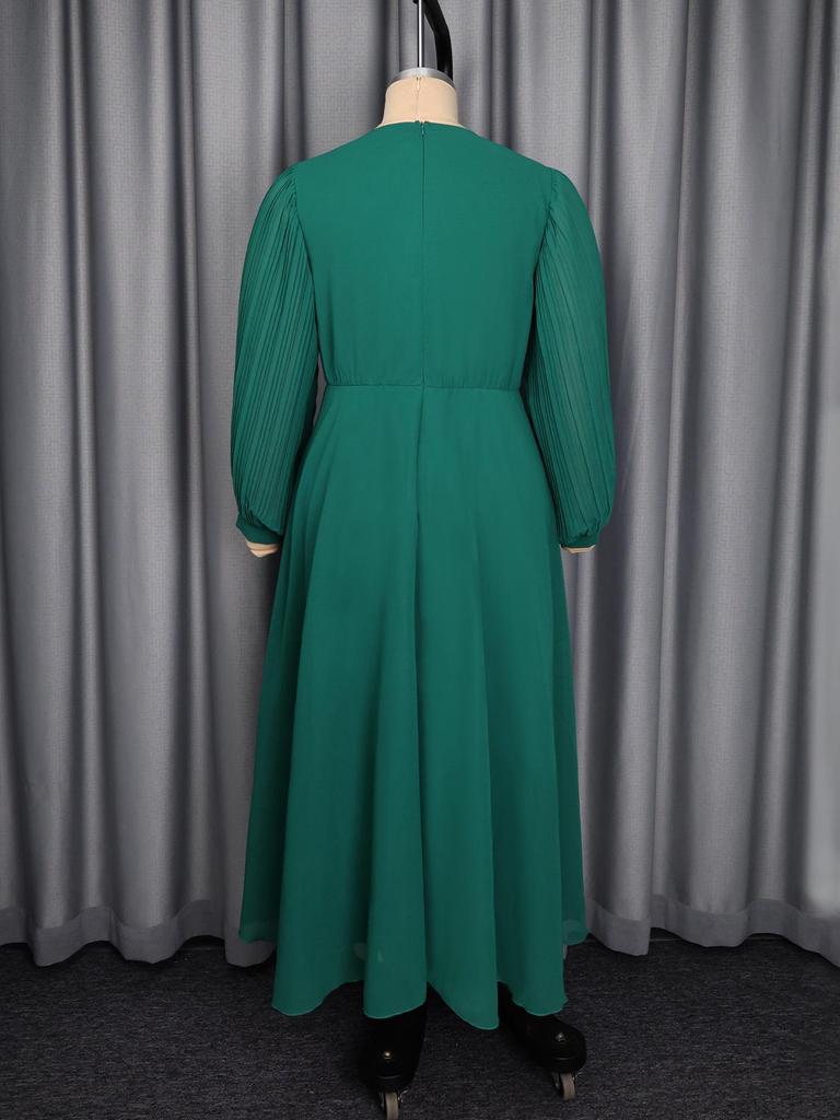 Plus Size Emerald Green Sequin Waist-Cinched Long Pleated Dress with Wide-Hem Skirt and Long Sleeves for Formal Banquets.