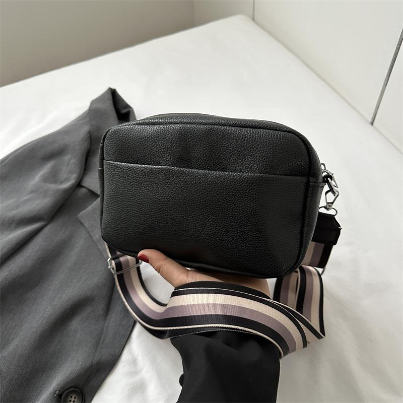 

Персонализированная маленькая квадратная сумка Niche 2024, новая повседневная однотонная сумка-мессенджер, модная и простая женская сумка через плечо с широким ремнем чёрный