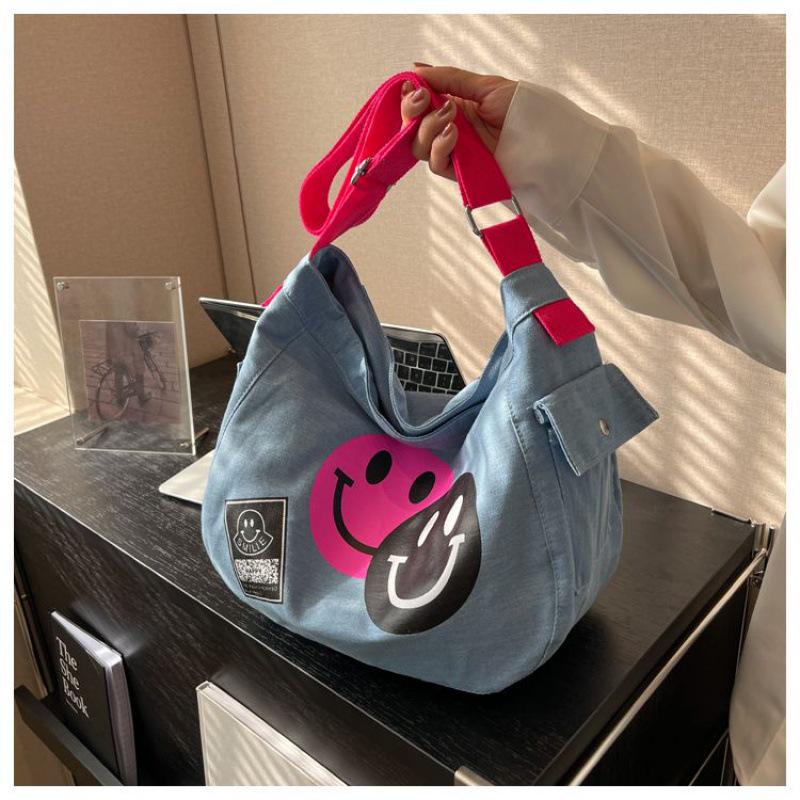 

Новая женская джинсовая сумка кроссбоди в корейском стиле 2024: Художественный холст со смайликом и широким плечевым ремнем розовый