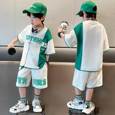 Cooles und stylisches Sommeroutfit für Jungen: Großformatiges kurzärmeliges T-Shirt und Shorts Lässiges zweiteiliges Set