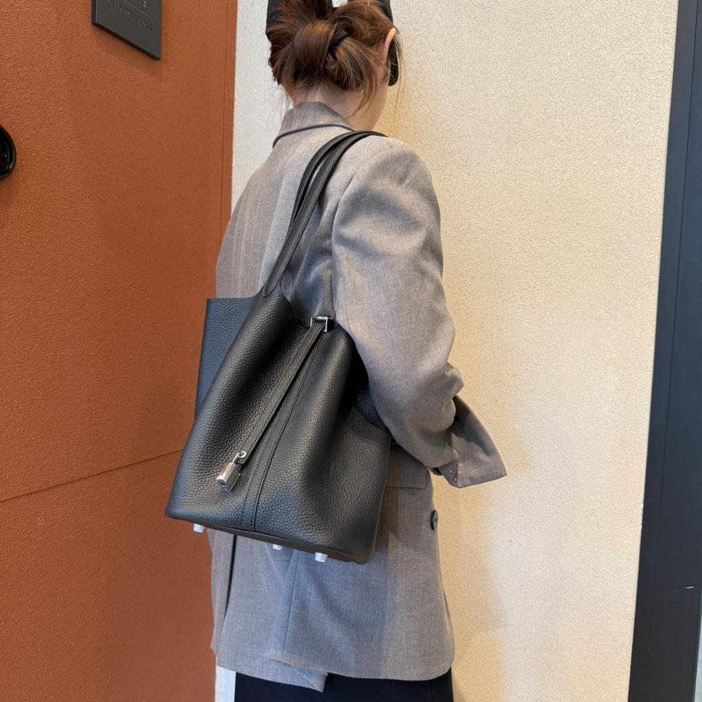 2025 New First-layer Cowhide Shoulder Vegetable Basket, Oversized Bucket Bag, High-end Handbag, Versatile Commuter Bag