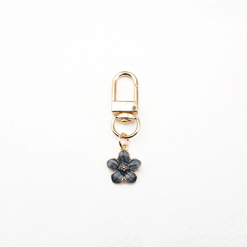 Fashion INS Style Daisy Flower Keychain Pink White Black Enamel Metal Pendant Women Key Bag Accessories Keyring