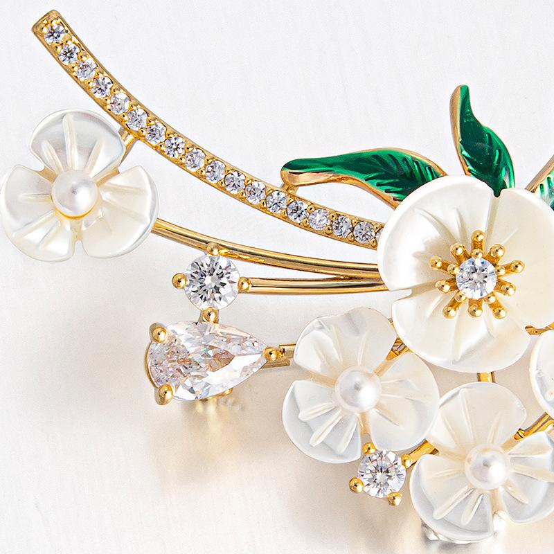 Broșă cu flori emailate la modă nouă pentru femei, cataramă pentru eșarfă de mătase high-end de nișă, corsaj pentru îmbrăcăminte pentru costum antiușor