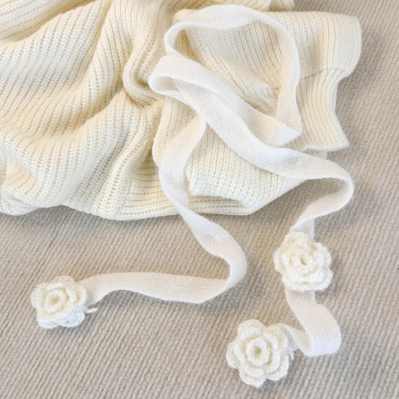 

Декоративная повязка на голову из шерсти с объемным цветком розы. Модная цельная одежда с длинным воротом для фотосъемки с аксессуарами. белый