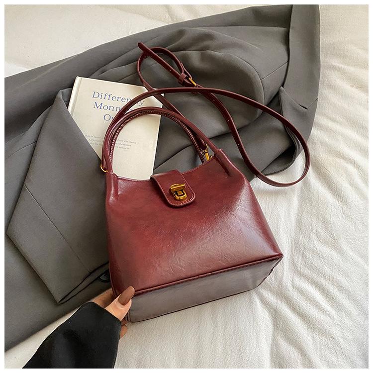 

Простая ретро маленькая сумка женская 2025 осень новая трендовая ручная сумка популярная на плечо сумка-мессенджер сумка-ведро