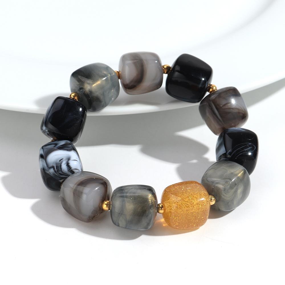Neues mehrfarbiges geometrisches Acryl-Perlenarmband für Damen Trendiges unregelmäßiges quadratisches Harz-Elastikarmband Handgemachter Schmuck Geschenk