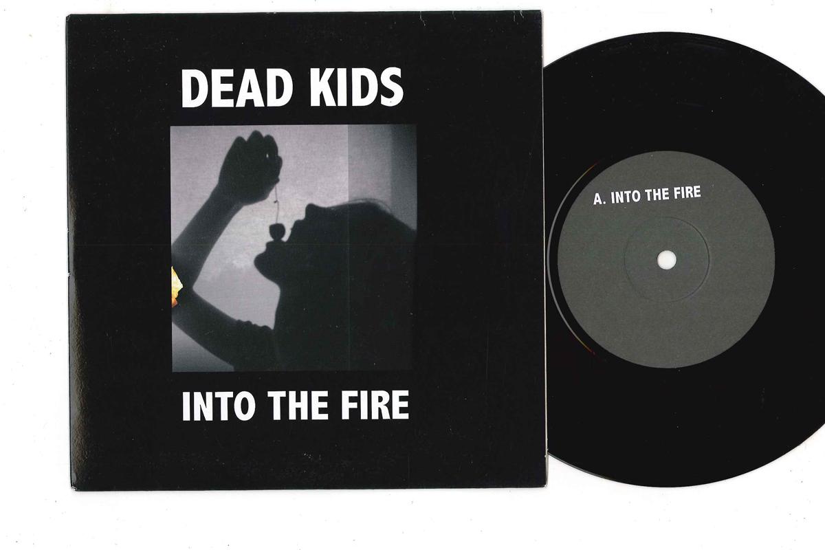 

7inch Record DEAD KIDS - Into The Fire SPADK003 SPARROW S TEAR 2008 UK Rock Used