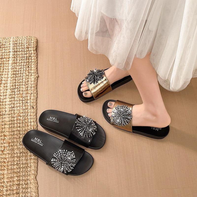 Thick-soled thick-soled slippers for women's summer wear, new Korean version of fashion rhinestones, fireworks with skirts, cool slippers