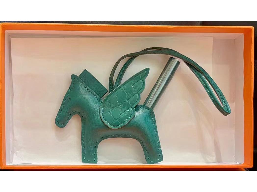 

Шарм для сумки из натуральной кожи ручной работы - Милый дизайн летящей лошади из овчины