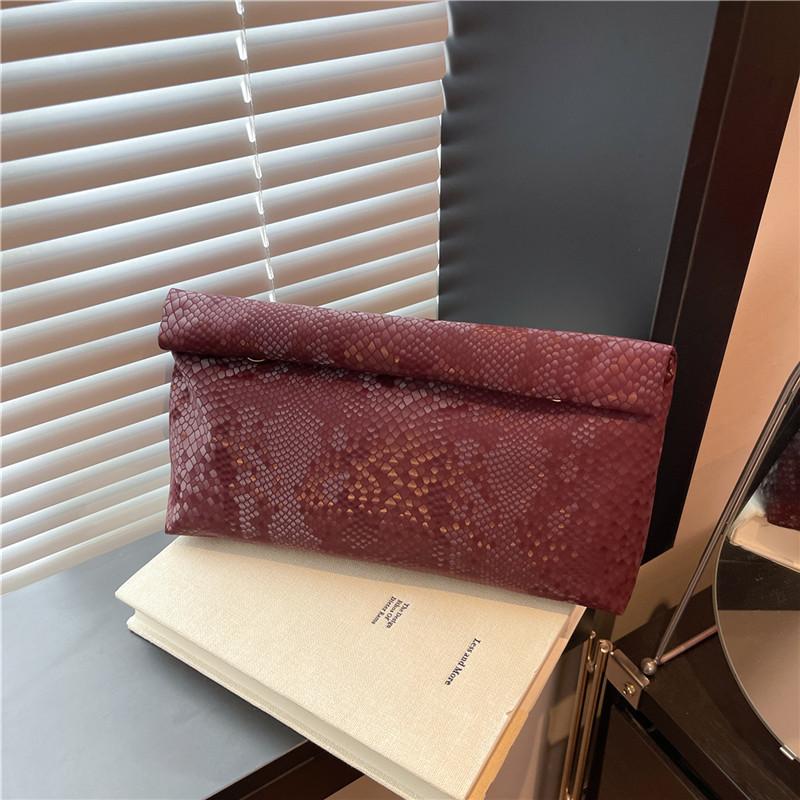 Personalized small square bag women's bag autumn new snake pattern light luxury clutch bag commuter versatile banquet bag