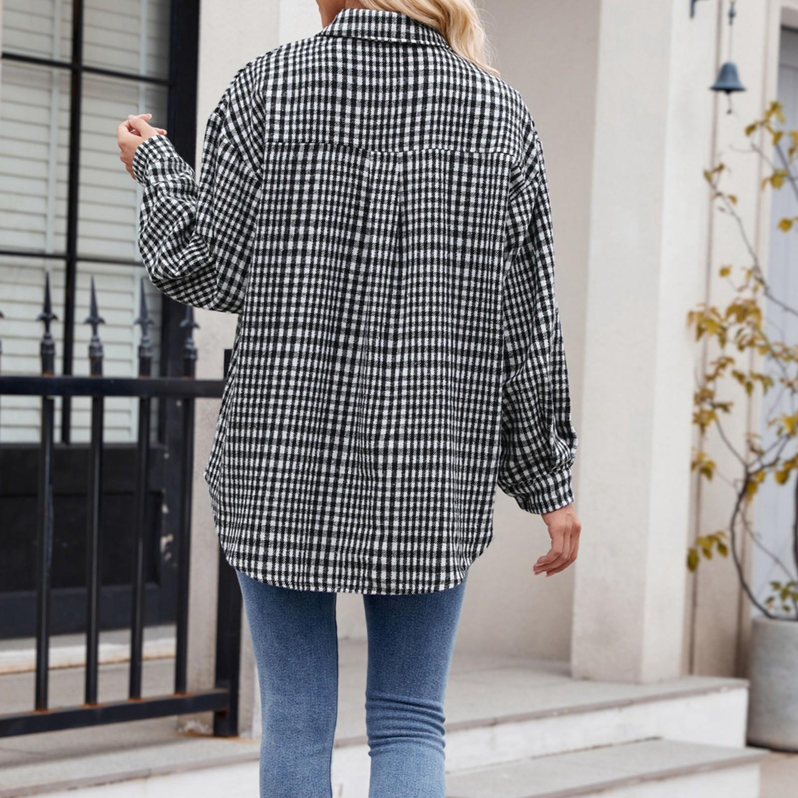 Женская модная широкая клетчатая куртка-рубашка с длинными рукавами и карманами — фото 5