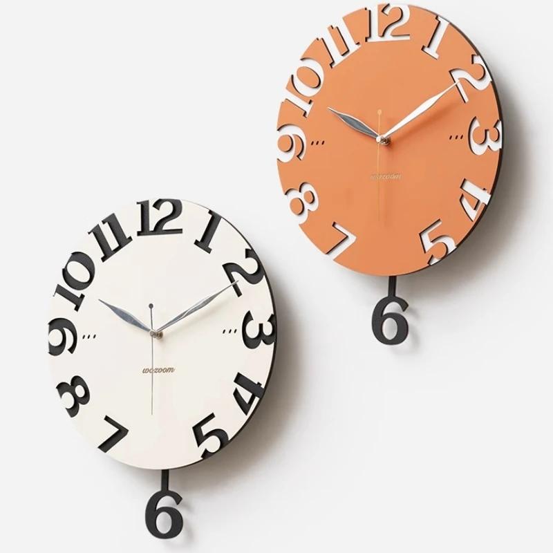 Dekorative Wanduhr für den Esstisch. Wohnzimmerhotel. Moderne stille Wanduhr. Einfache Holz-Wohnungsdekoration. Wanduhr.