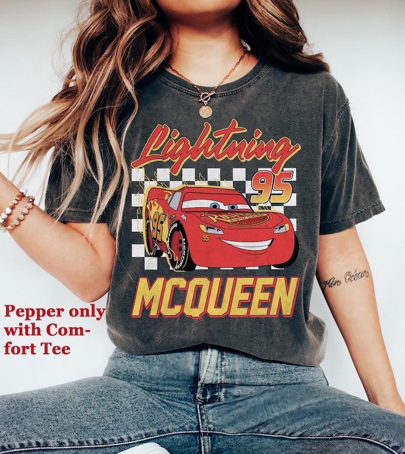 Disney Pixar Verdák McQueen Kockás Vintage Póló WDW Disney Nyaralás Póló Verdák Villám McQueen Póló