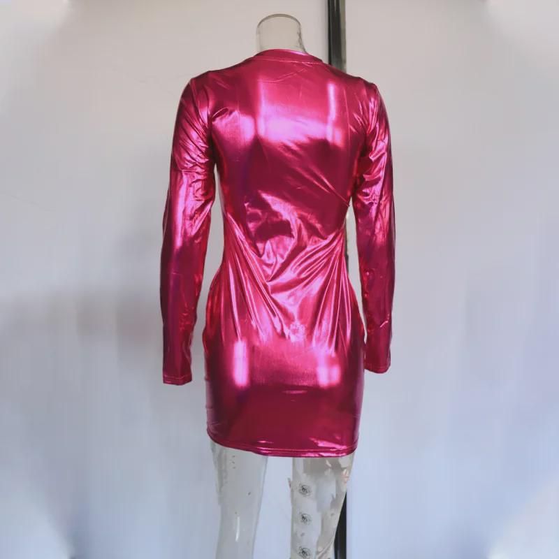 Jednofialové letní minišaty s laserovým bokem v růžově červené barvě, kulatým výstřihem a dlouhým rukávem