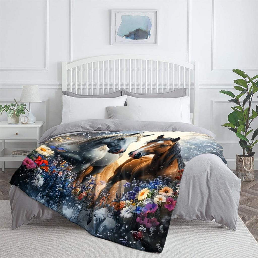 Zwei Pferde im Winterwald mit Schnee und Blumen Künstlerisches Design Fleece-Decke Natur Tier-Thema Weicher Flanell-Überwurf für Zuhause