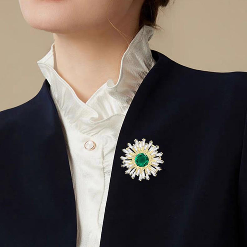 Unisex Sunflower Brooch: Elegant Suit Accessory, Versatile Coat Pin, Stylish Corsage