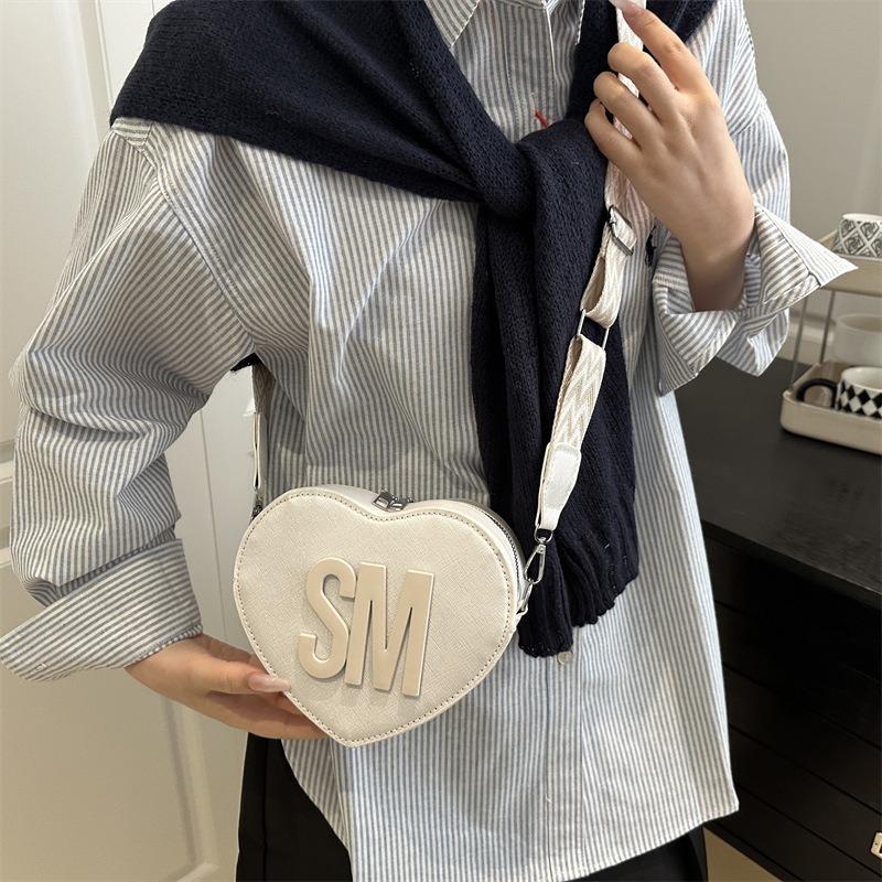 Spring and summer new simple and trendy shoulder bag fashionable heart-shaped women's bag casual letter personalized messenger bag