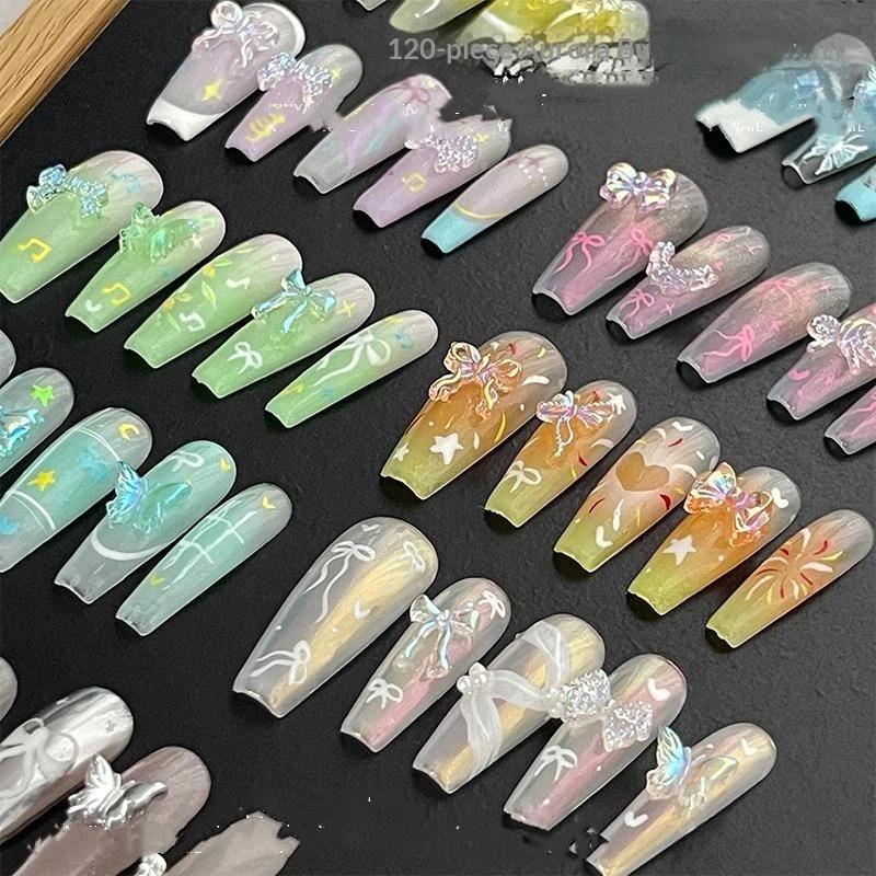 120 Sztuk Tęczowych Błyszczących Amuletów do Paznokci w Kształcie Kokardki Z Przezroczystym Pudełkiem do Przechowywania Idealne Do Manicure DIY, Zdobienia Paznokci, Użytku Domowego i w Salonie Kokardka