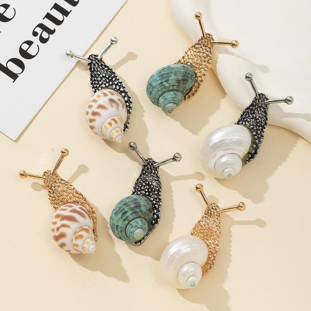 Shell Snail Brooch Pendant With Gold Plating For Vintage Jewelry Enthusiasts