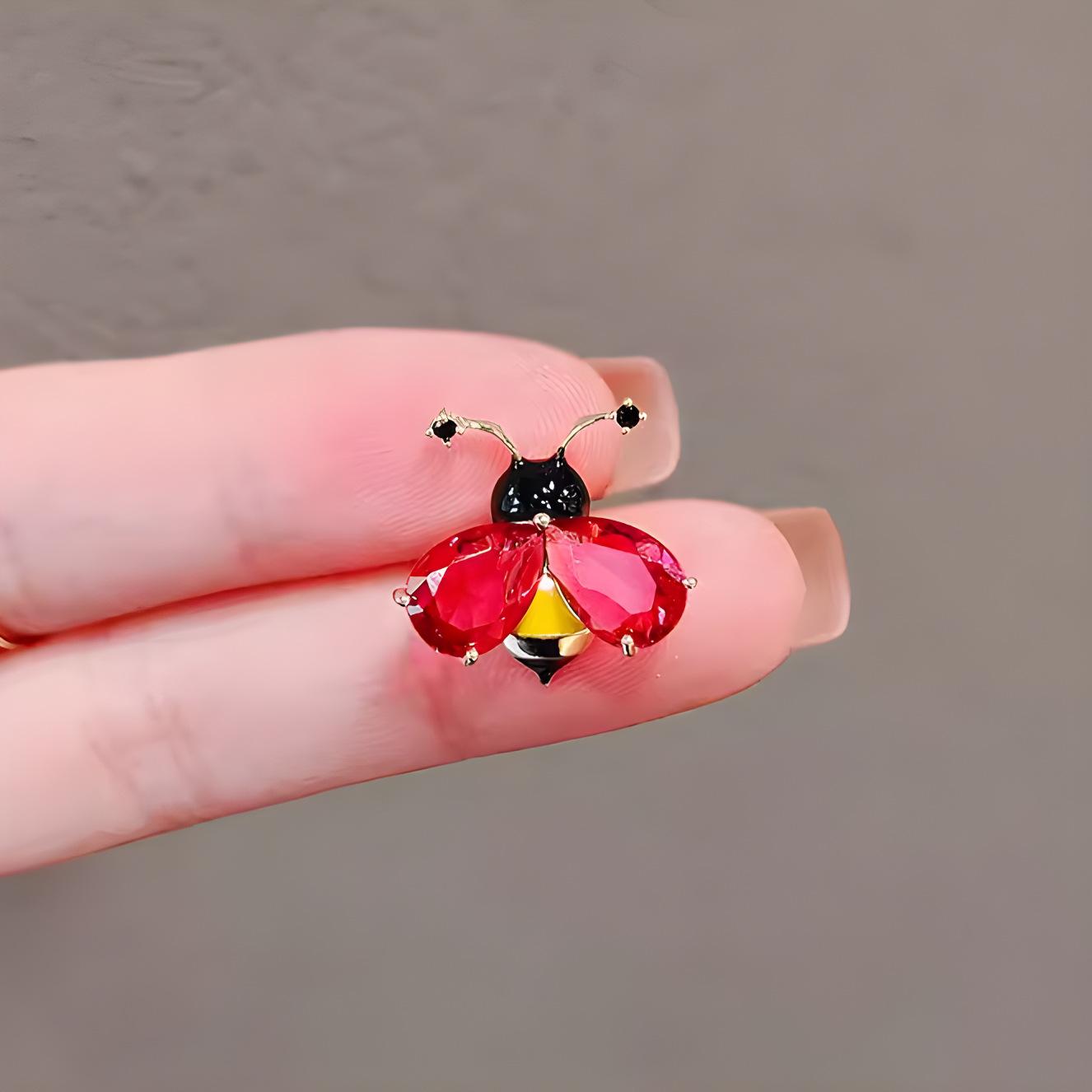 

Мини-брошь в виде хрустальной пчелы для женщин, милый нежный корсаж, кардиган, вырез, аксессуары, летняя антибликовая пряжка