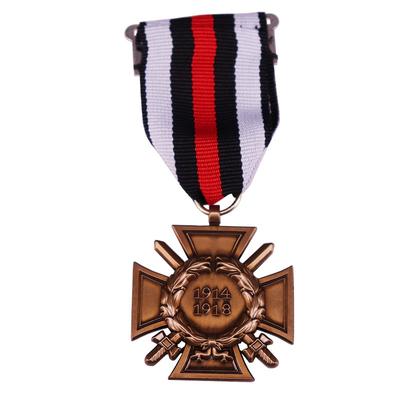 Das Ehrenkreuz des Weltkriegs 1914-1918, Anstecknadel des 1. Weltkriegs, deutsches Hindenburgkreuz mit Schwertern, Kopie des Militärmedaillenabzeichens