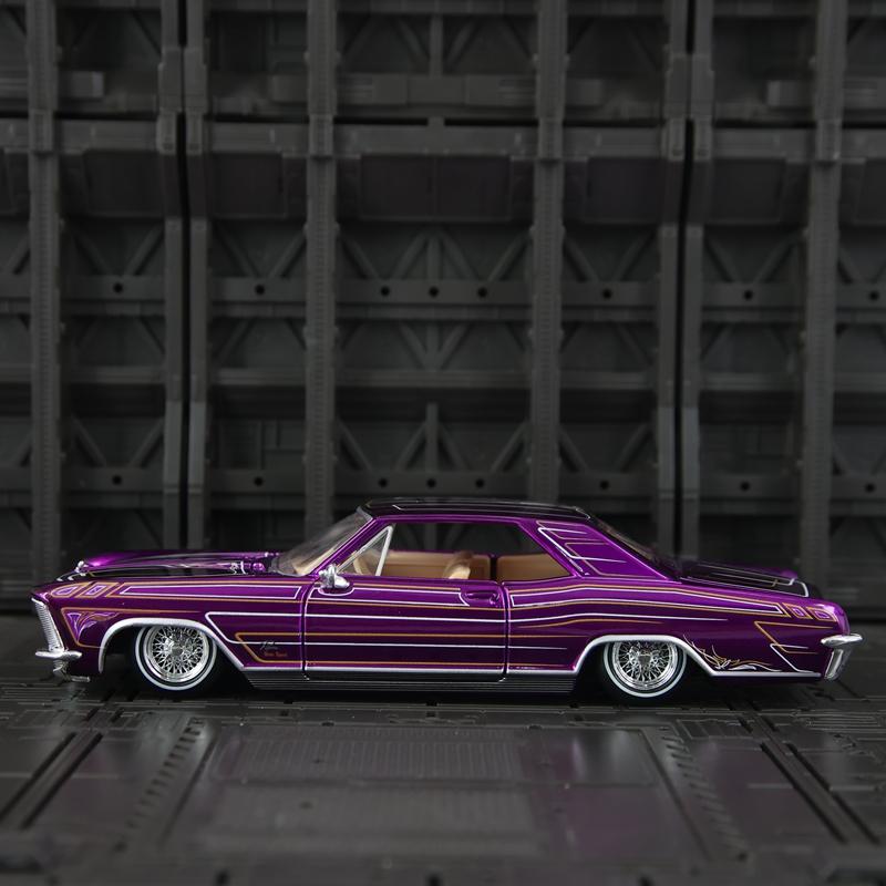 Maisto 1:26 Simulation Buick Riviera Alloy Car Model Ornament Collection Car Doors Can Open Supercar Static Desktop Gift