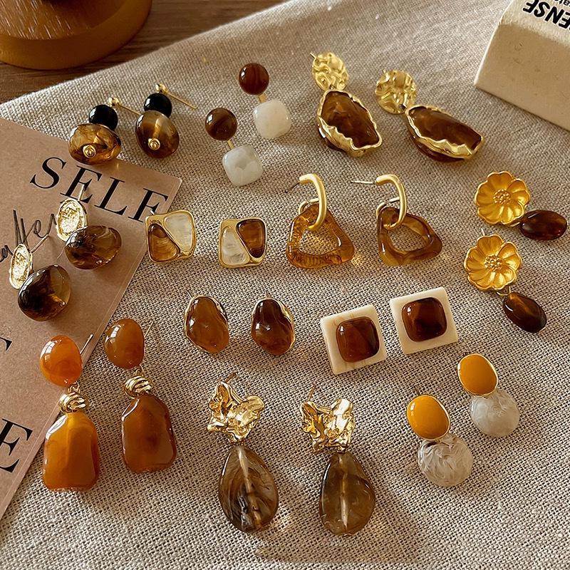 Maillard Brown Geometric Round Stud Earrings: Fashionable, Retro, and Versatile High-End Jewelry for Women.