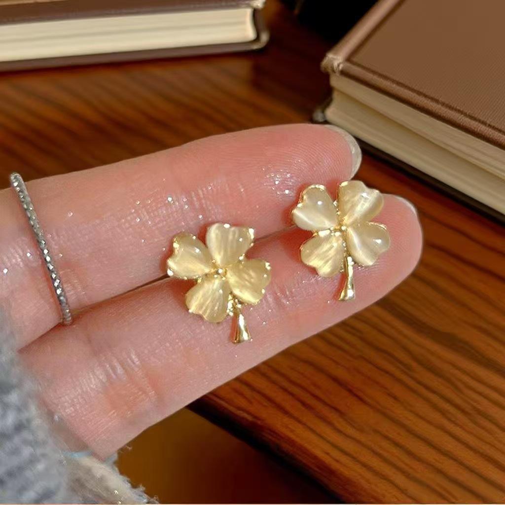High-End Four-Leaf Clover Cat's Eye Stud Earrings for Women: Elegant and Versatile Fashion Jewelry.