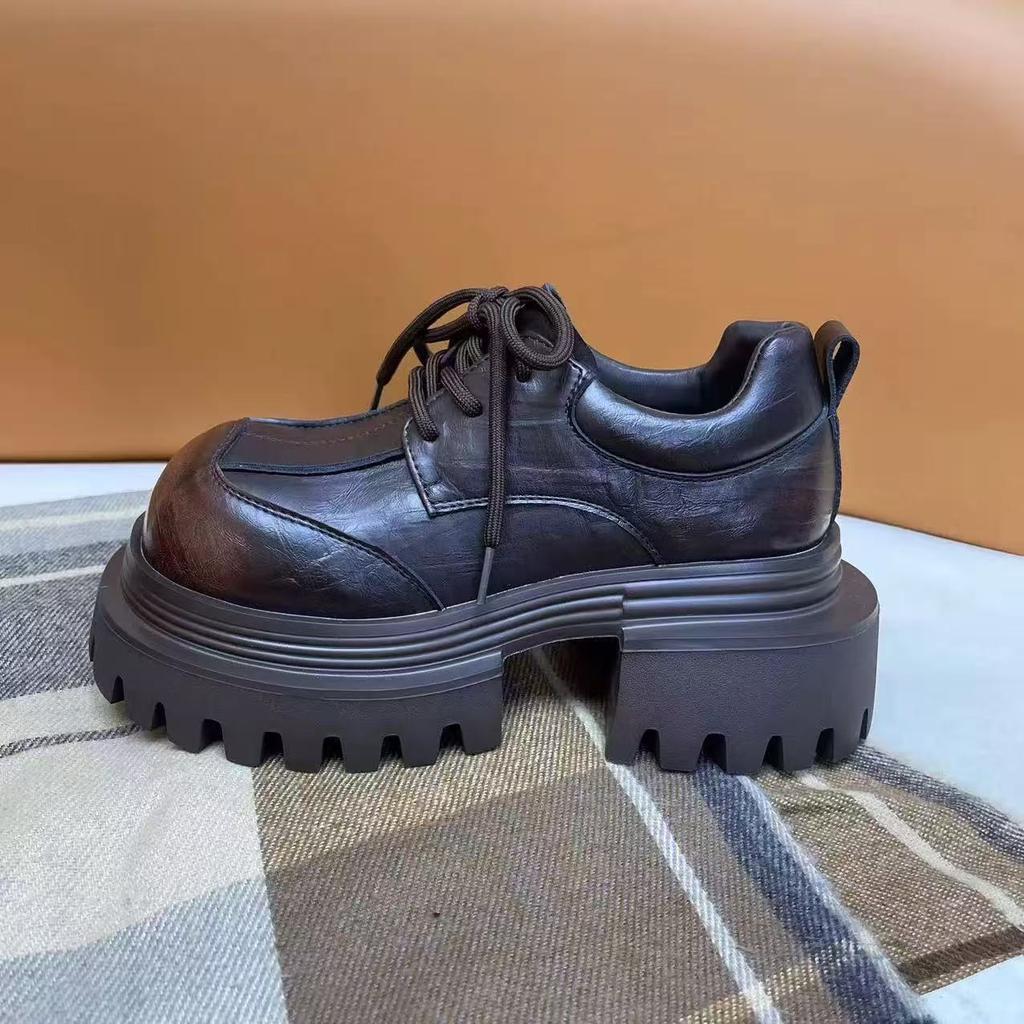 2025 Herbst neue Schwerindustrie neue Politurfarbe Modedesign vielseitige kleine Lederschuhe Plateau Britischer Stil Retro Damenschuhe