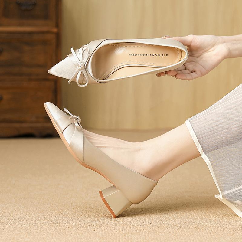 

Модный показ толстый каблук острый носок новый бант высококлассное чувство атласная поверхность женские средний каблук одинарные туфли женские 34